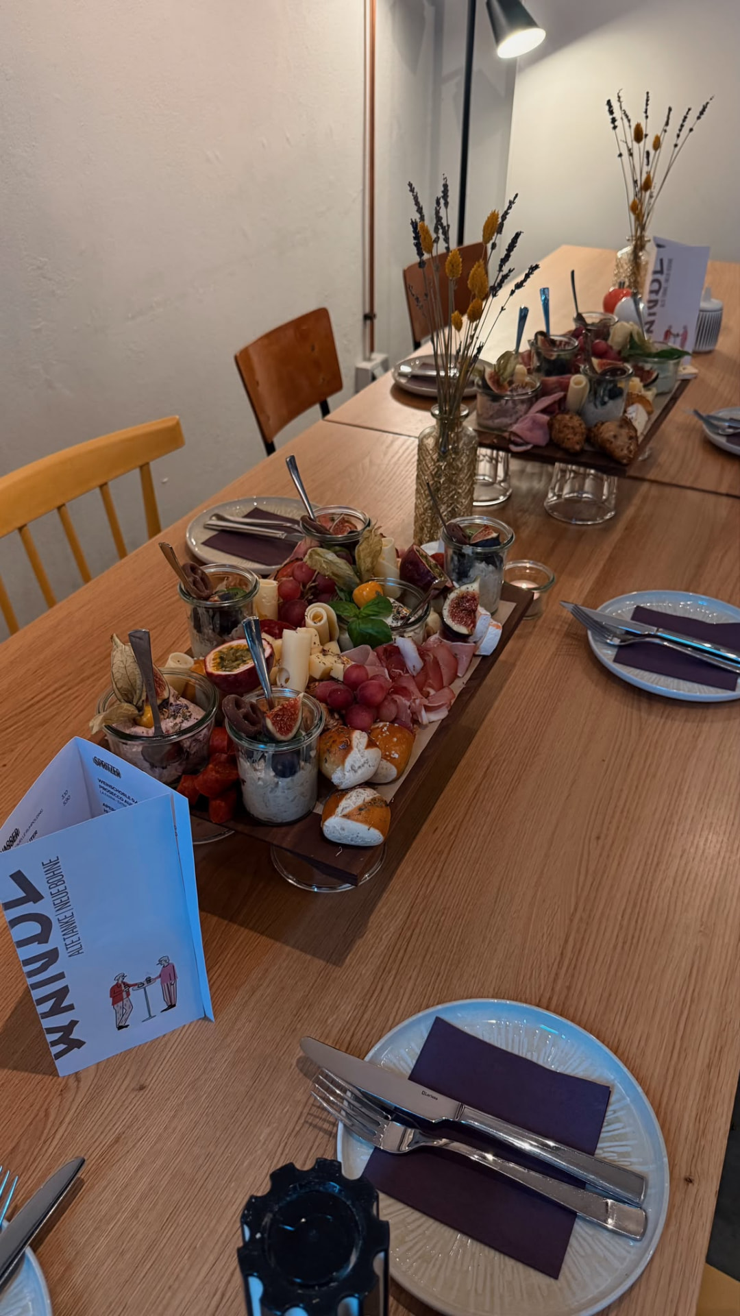 Langer gedeckter Tisch mit Brunchplatten im Café WANDL