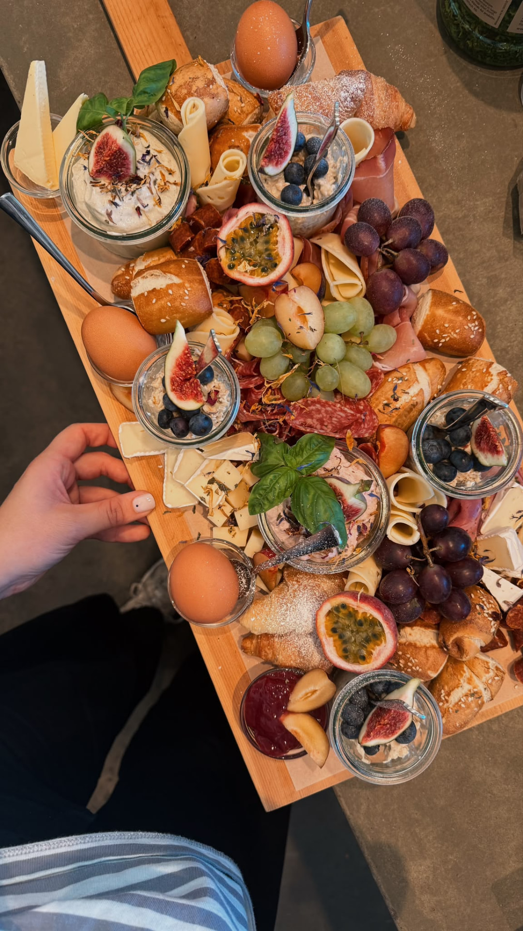 Große Brunchplatte mit Müsli, Eiern, Obst, Käse und Brot