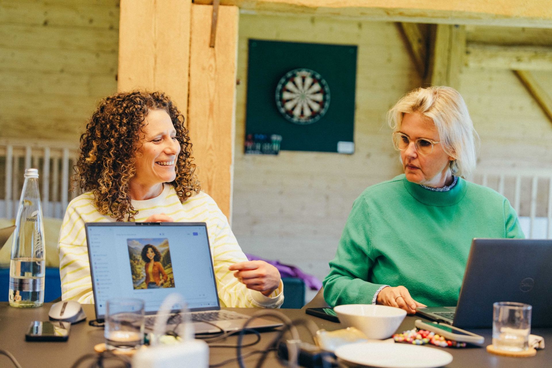 Building Session: Frauen arbeiten gemeinsam an Laptops im WANDL