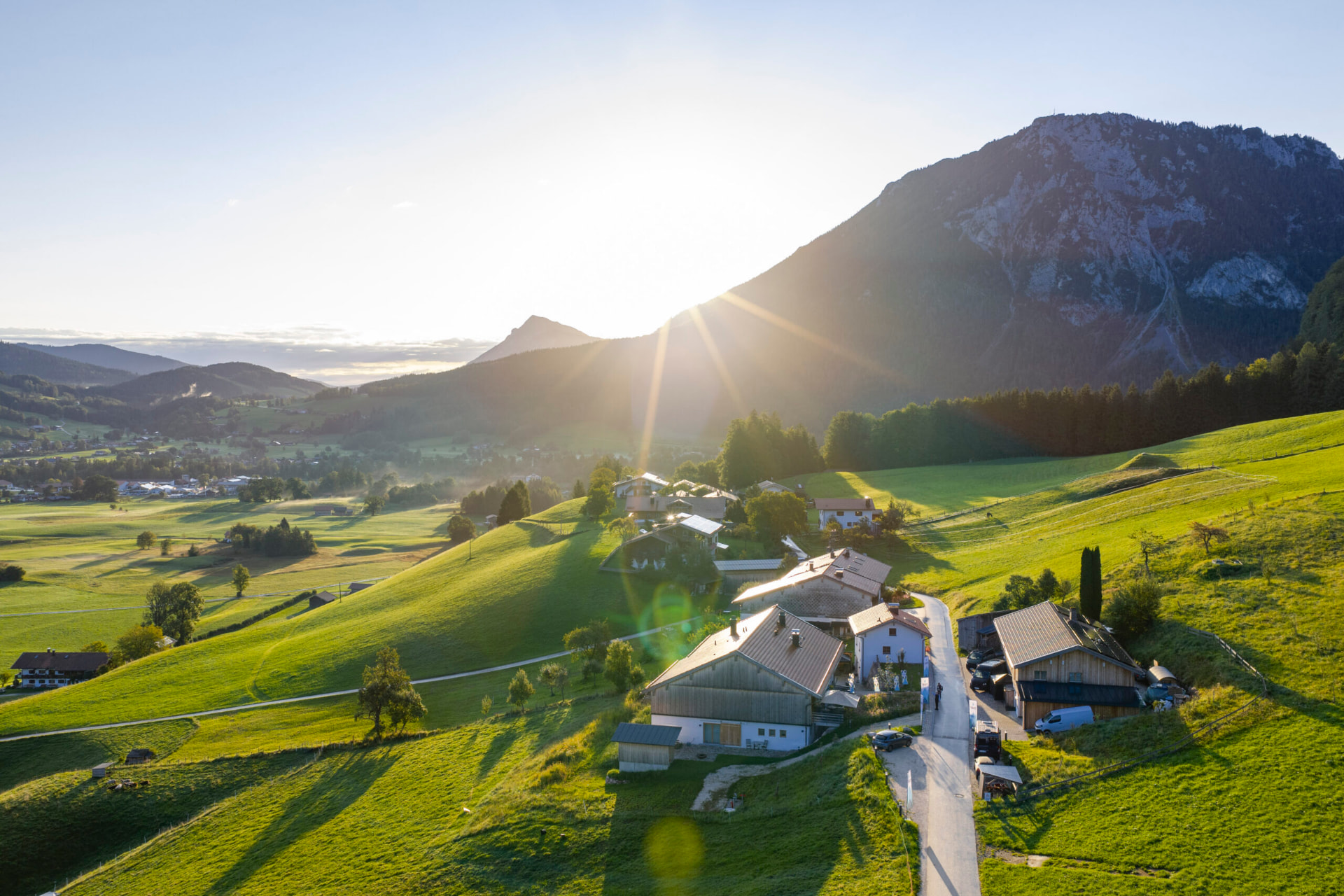 WANDL Boutique Hotel in Ruhpolding aus der Luft mit Bergpanorama